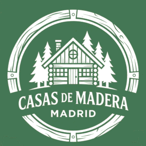 Logotipo de CasasdeMaderaMadrid en el pie de página. Constructora de viviendas unifamiliares.
